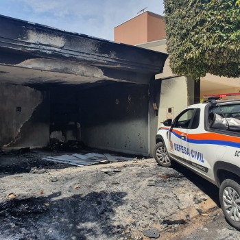 Vistoria da Defesa Civil constatou que estrutura de imóvel está preservada após incêndio em veículo híbrido.
